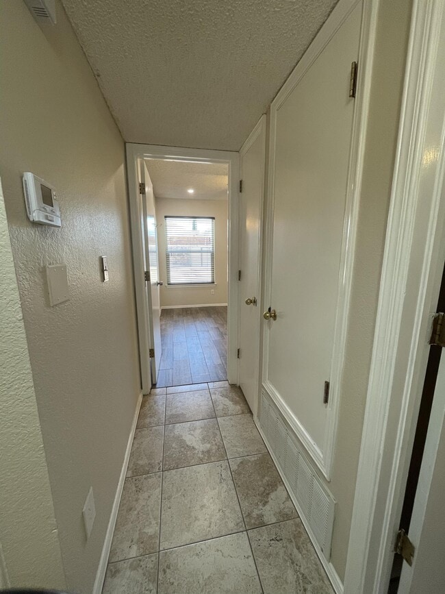 Building Photo - 5432 Thornridge Cir