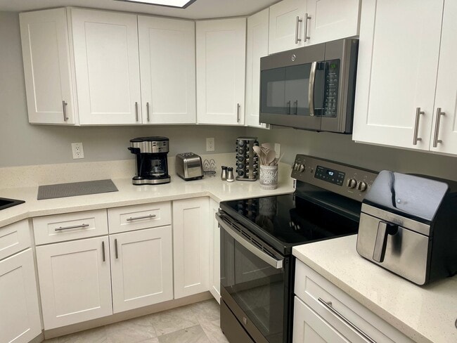 Building Photo - 5301 E Waverly Dr