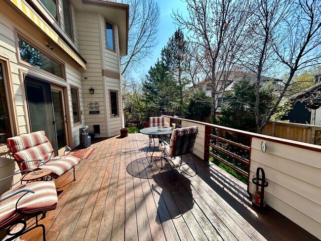 Building Photo - Spacious Garden-level Condo with Kitchenet...