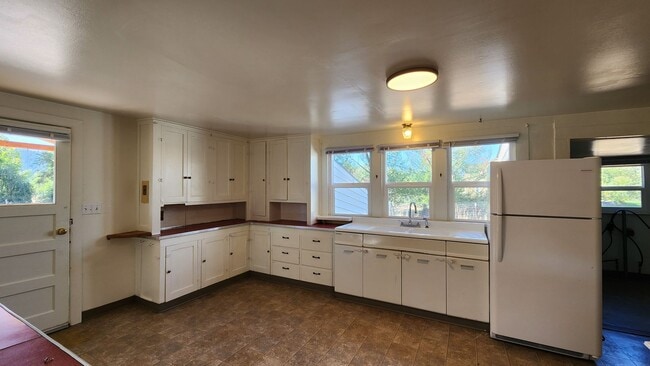 Building Photo - Home on Two Acres with Pets Considered