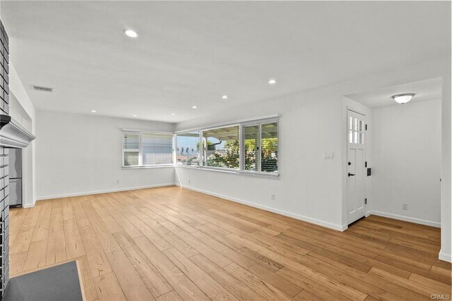 Building Photo - 1056 E Orange Grove Ave