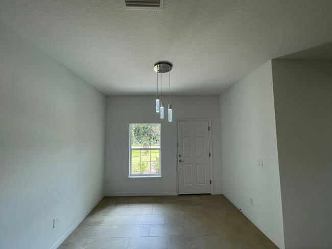 Building Photo - Like new 4/2/1 with screened in porch