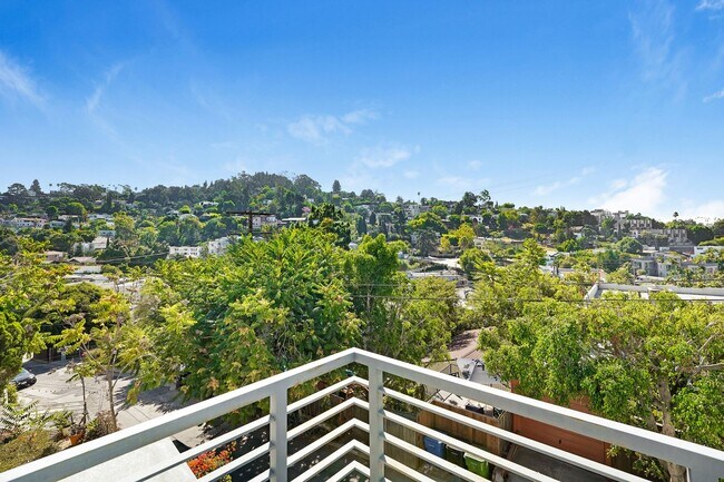 Building Photo - Your Perfect 3/2.5 Los Angeles Home Available Now!