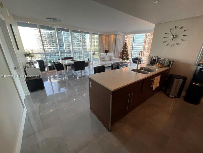Building Photo - 475 Brickell Ave