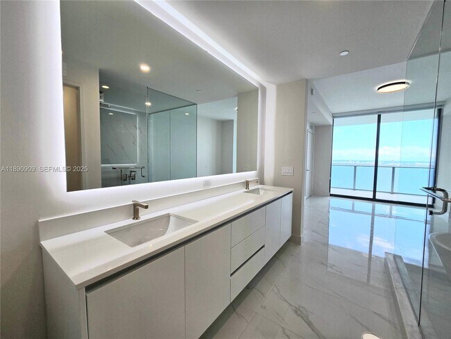 Building Photo - 700 NE 24th St