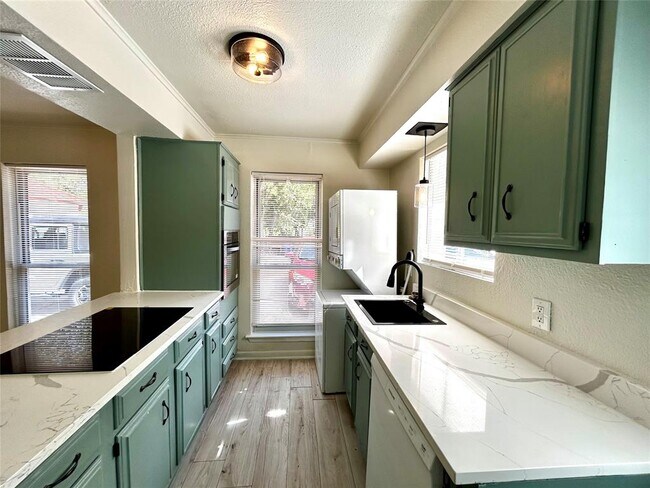 Building Photo - 1005 W Martin Luther King Jr Blvd