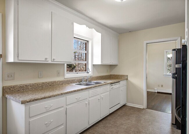 Building Photo - Spacious 3 Bed 2 Bath Rancher Available NOW