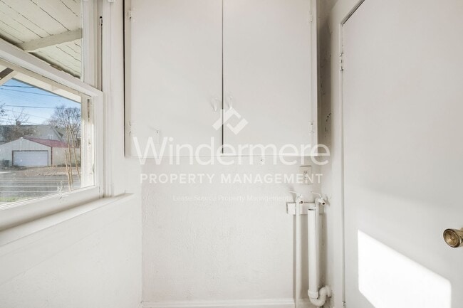 Building Photo - 731 W Knox Ave