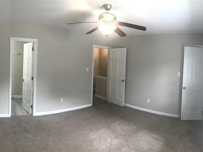 Building Photo - 6577 English Oaks Dr