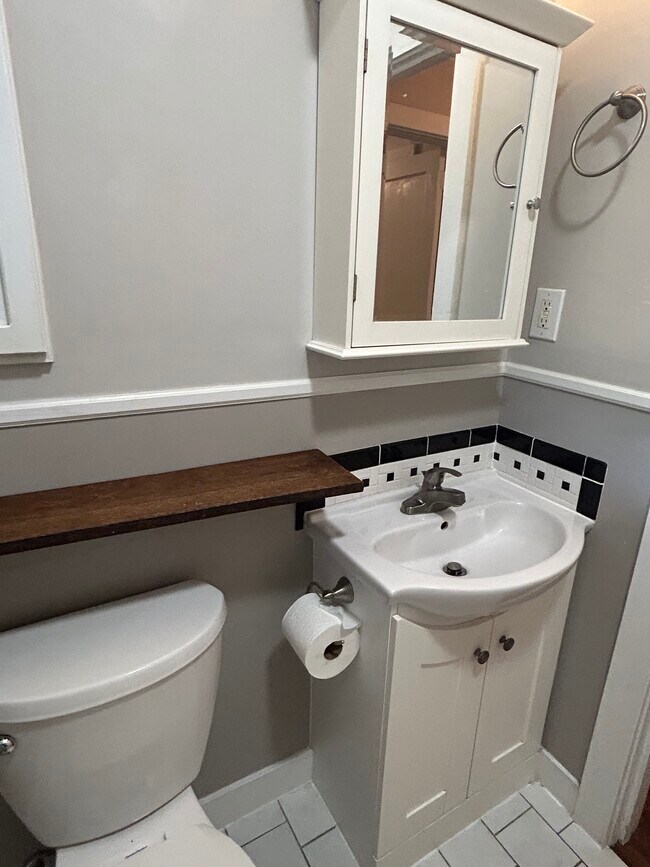 Building Photo - 661 Adluh St