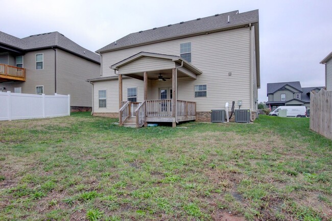 Building Photo - Spacious 4 bed 2.5 bath Clean with Fresh P...