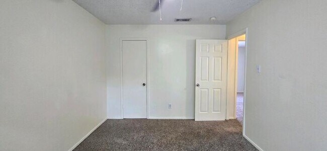 Building Photo - Tour Today! 2/1.5 Townhome in Longview