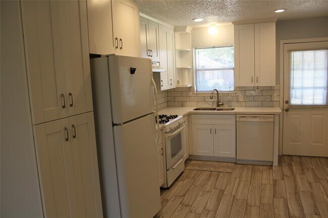 Building Photo - 1016 W Tri Oaks Ln