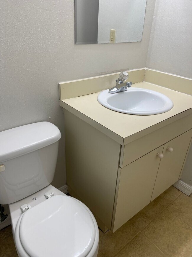 Building Photo - Spacious 2 bedroom, 2 bath duplex located ...