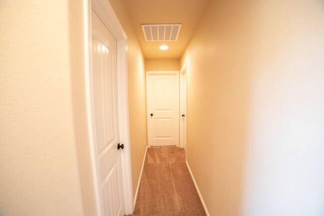 Building Photo - Newer Construction Townhome in Canby