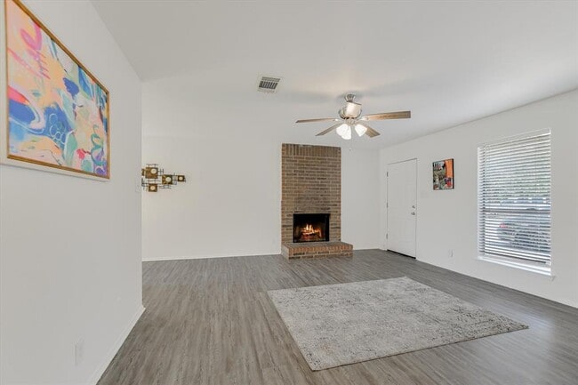 Building Photo - 411 Thelma Dr