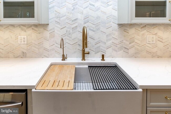 Building Photo - 17 Wilson St