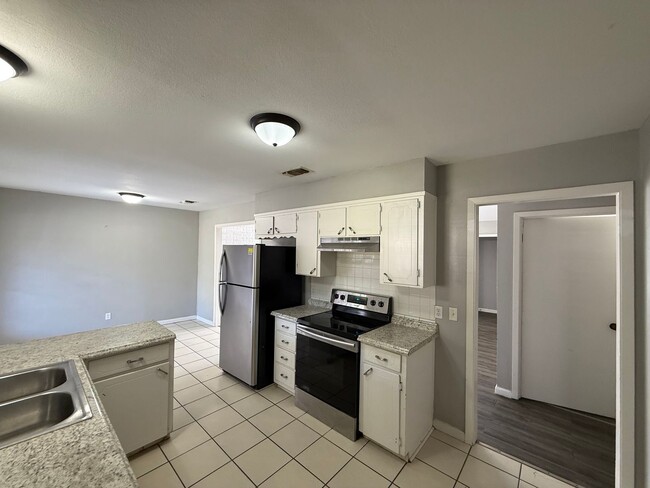 Building Photo - 3128 Sunset Dr