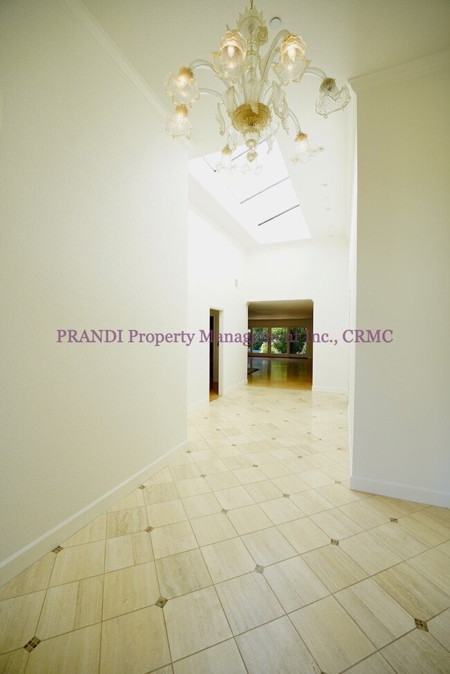 Building Photo - Country Club Home on Corner Lot, All One L...