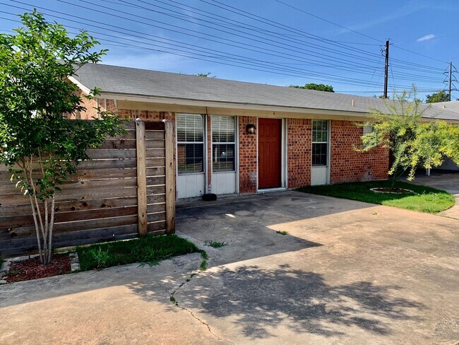 Building Photo - Remodeled & Stunning 2/1 Duplex in South A...
