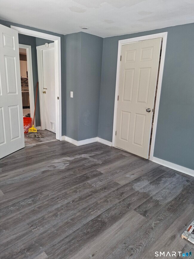 Building Photo - 7 Main St