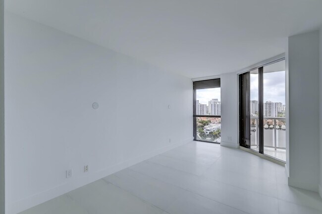 Building Photo - 3640 Yacht Club Dr