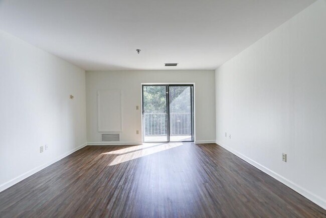 Building Photo - 300 Johnson Ferry Rd