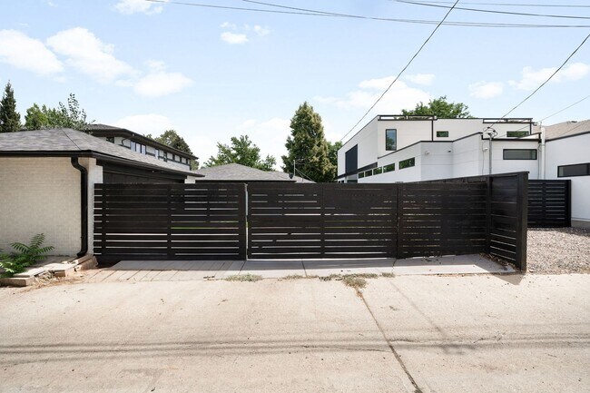 Building Photo - LUX 3BD, 2BA Belcaro Home with 2-Car Garage