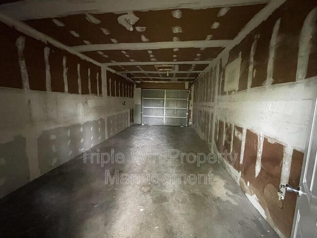 Building Photo - 2733 Tiara Dr