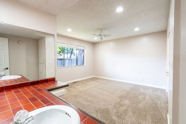 Building Photo - Cute 2 Bedroom Duplex in Great Morgan Hill...
