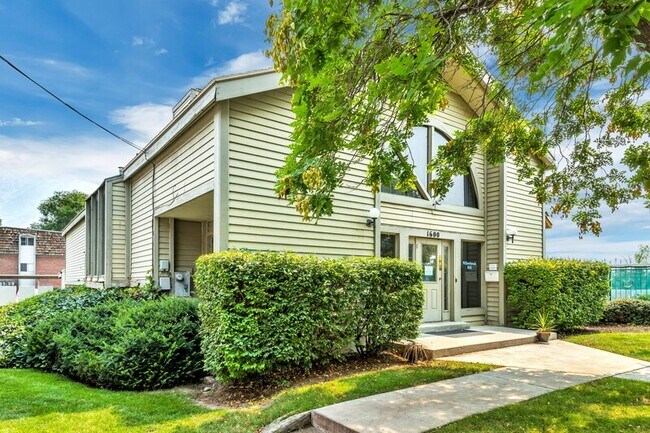 Building Photo - 1671 Hickory Ln