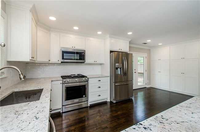 Building Photo - 729 Sunnybrook Dr