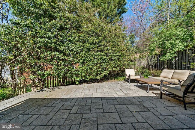 Building Photo - 2718 S June St