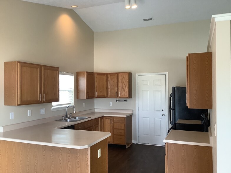 Building Photo - 6002 Candlewick Dr