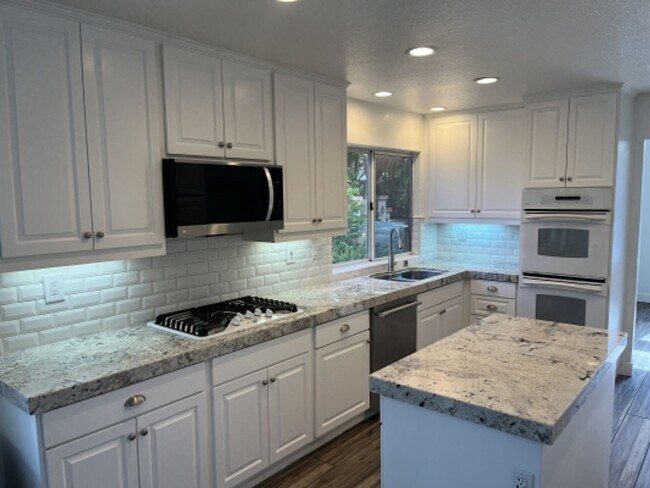Building Photo - Stunning 4 bedroom Home with a Pool locate...