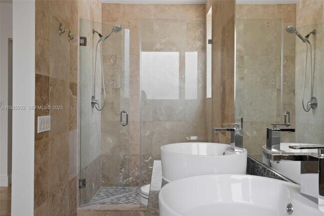 Building Photo - 7004 NE 5th Ave