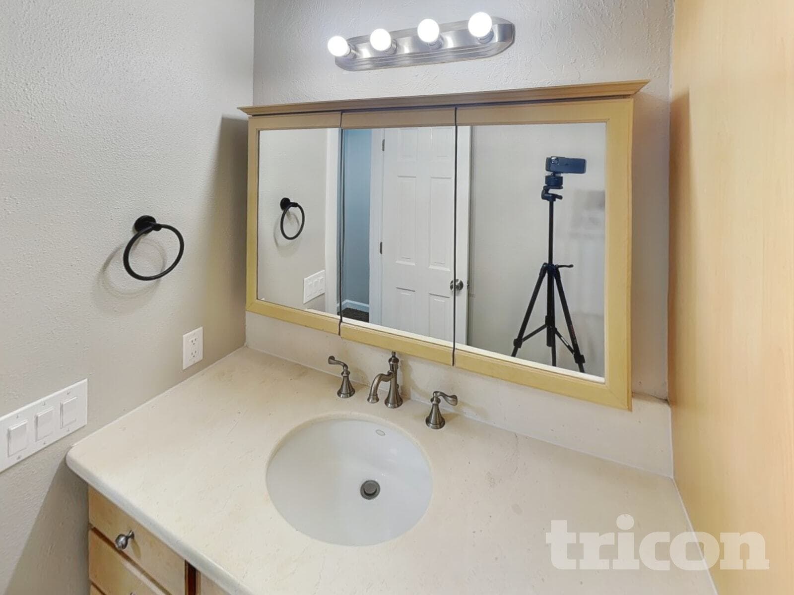 Building Photo - 1581 SW Woodland Terrace