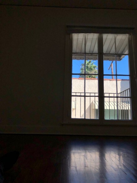 Bedroom w balcony - 1134 N Gardner St