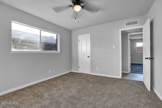 Building Photo - 3709 Roslyn Dr