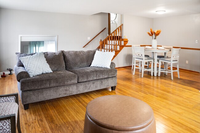 Building Photo - 193 Thistle Lea