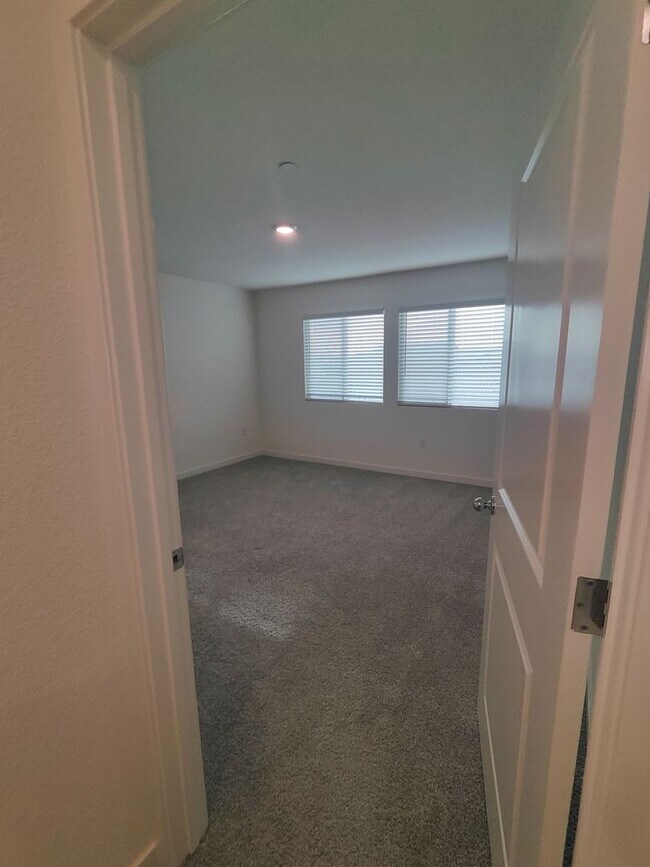 Building Photo - Beautiful 2024 Built 4/2.5 - New Subdivision!