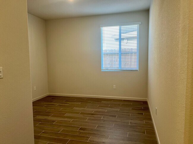 Building Photo - Beautiful 4 bed/2 bath Meritage Home in El...