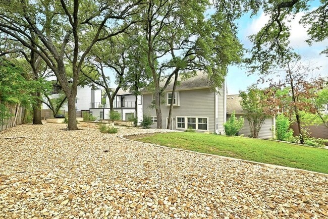 Building Photo - 1111 E Riverside Dr