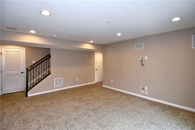 Building Photo - 618 Edison Dr