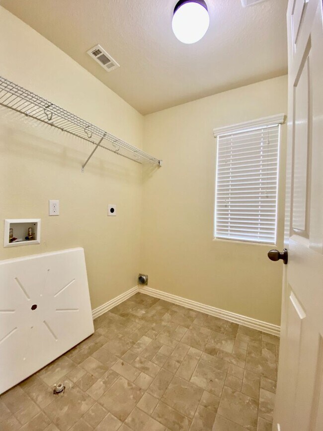 Building Photo - 3 BED/2.5 BATH House for lease! Located close to Lackland Air force Base