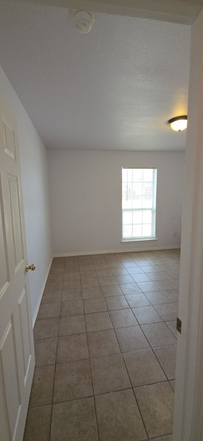Building Photo - Large 4 Bedroom in Kennedale ISD