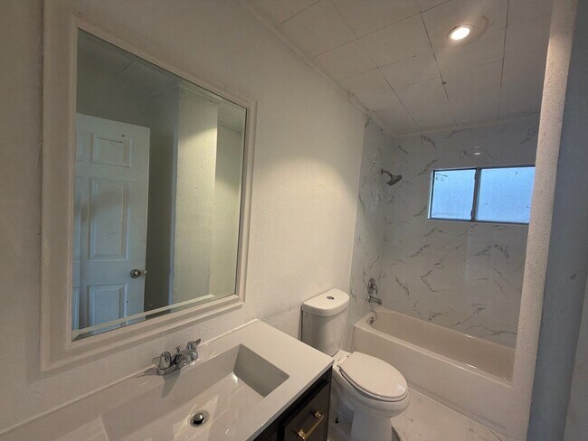 Building Photo - 121 N Spooner St