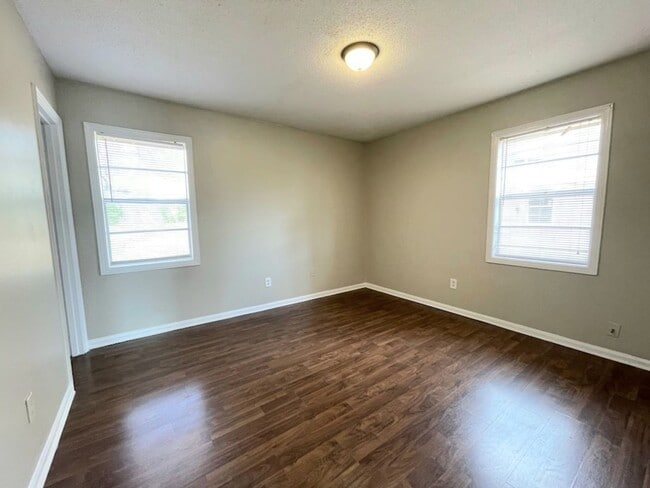 Building Photo - Adorable home completely renovated!