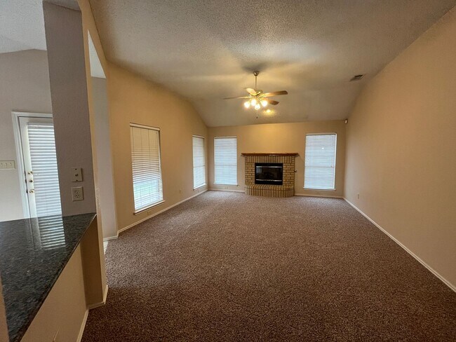 Building Photo - Large 4 Bedroom Home in Skipcha Mountain!