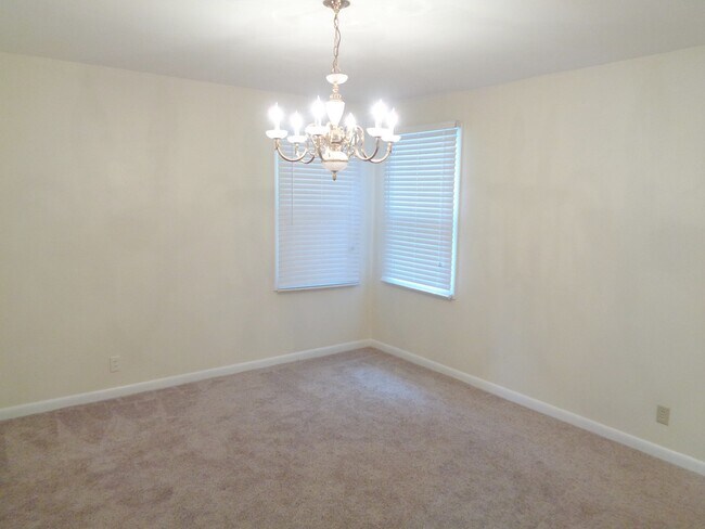 Building Photo - **Available Now** Spacious 3 Bedroom 2 Bath in Savannah!